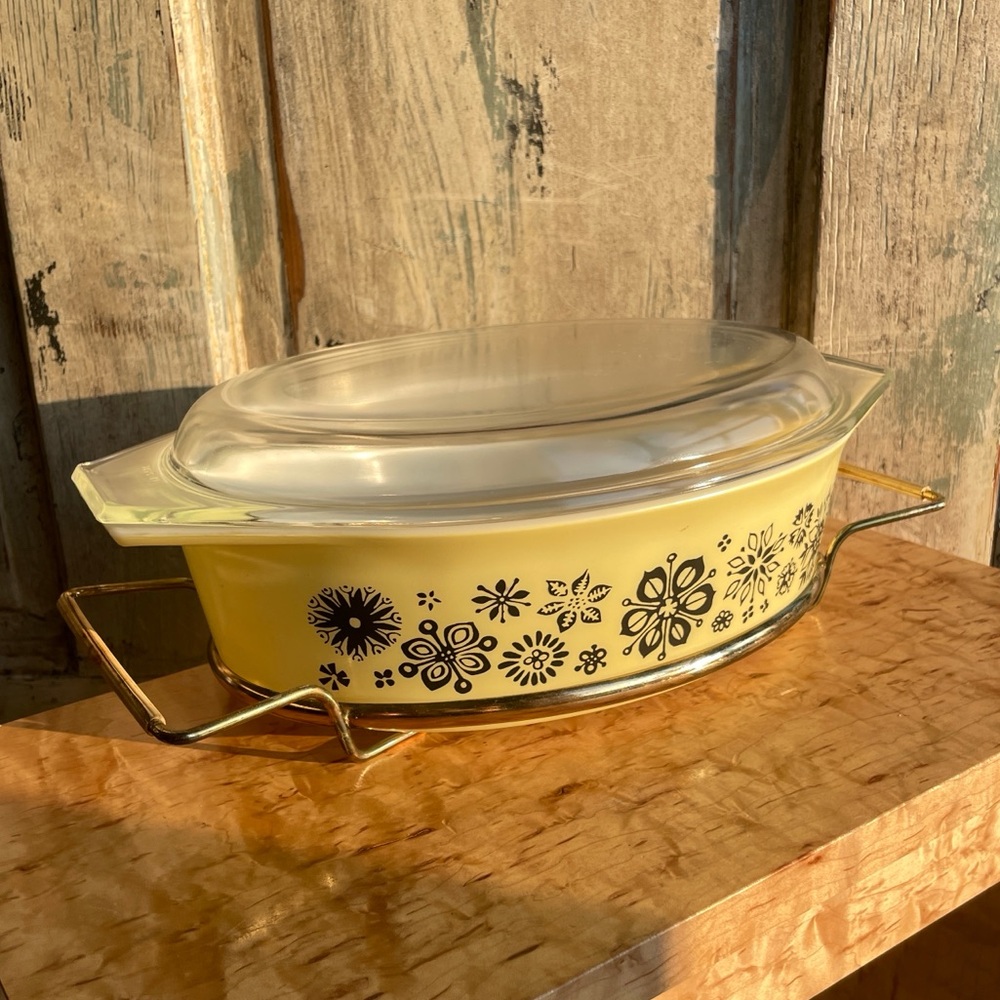 Pyrex Flower Casserole dish w/ Lid & metal base
